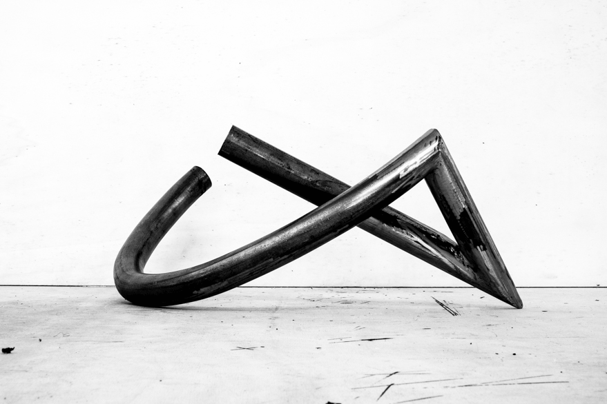 Pippo Lionni 20221217 43°11° steel rod sculpture 22 x 59 x 38 cm